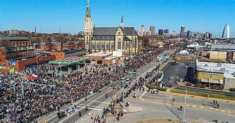 Soulard Mardi Gras parade : r/StLouis