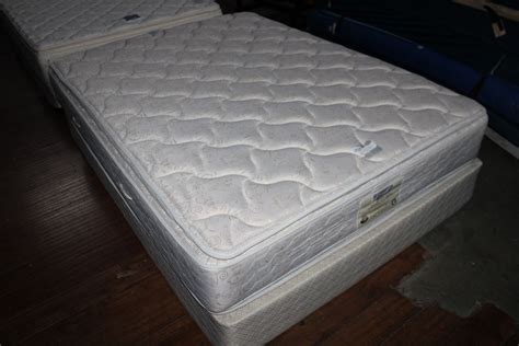 SIMMONS BEAUTYREST HOTEL EXCELLENCE QUEENSIZE PILLOWTOP MATTRESS WITH ...