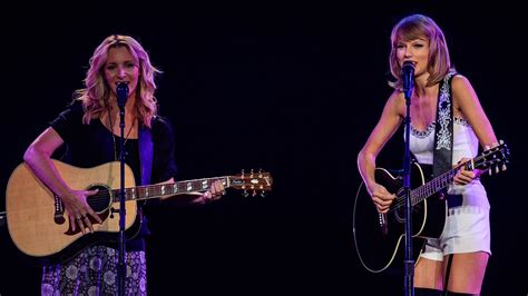 Taylor Swift & Lisa Kudrow Perform "SMELLY CAT" VIDEO! - YouTube