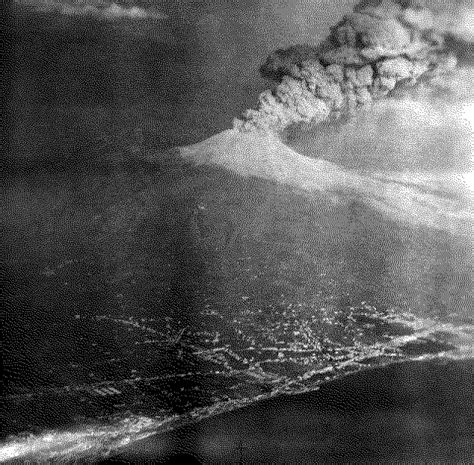 Rare photos of Mount Vesuvius Eruption in March 1944 | ThatViralFeed