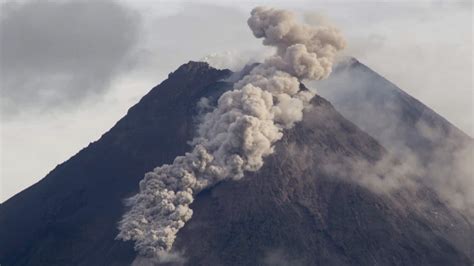 Indonesian volcano unleashes river of lava in new eruption | CBC News