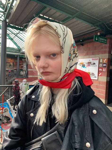 The Babushka Scarf Is Having a Full-Blown Renaissance | Babushka, Scarf aesthetic, Head scarf