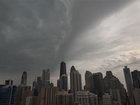 Clearly defined storm front in Chicago : r/chicago