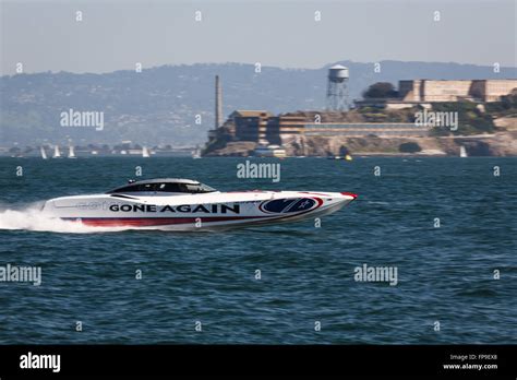 Speed boat races fast across San Francisco Bay Stock Photo - Alamy