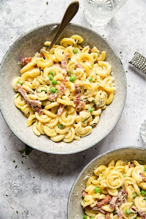 Creamy Pasta with Pancetta and Peas (VIDEO) - Vikalinka