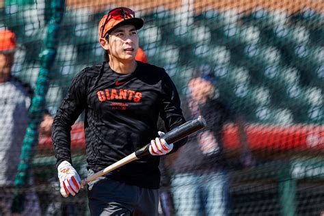 SF Giants' Jung Hoo Lee shows 'quick hands' in first batting practice