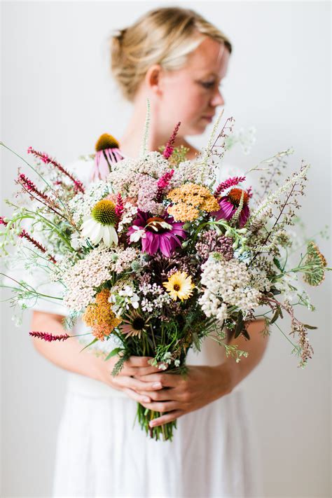 Late Summer Flower Walk + DIY Wildflower Arrangement | Summer wedding ...