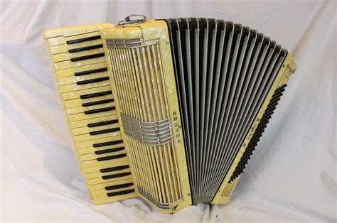 6119 - Buttercream Hohner Verdi III Piano Accordion LMM 41 120