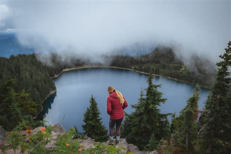 The Summit Lake Trail in Washington - The Break of Dawns