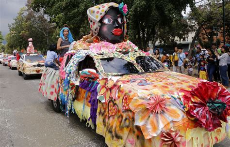 Cuarenta carrozas recorrieron Caracas en el desfile de cierre del ...