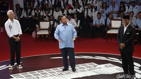 Potret Lucu Prabowo dari Joget hingga Melet-melet di Debat Perdana