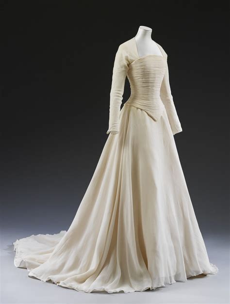 Lady Sarah Chatto's exquisite ivory wedding dress by Jasper Conran, 1994, @V_and_A | Royal ...