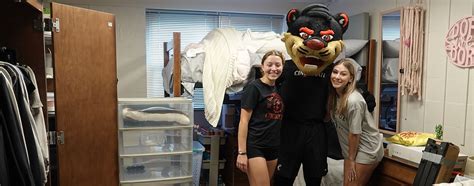 Cincinnati media cover move-in day on the University of Cincinnati ...