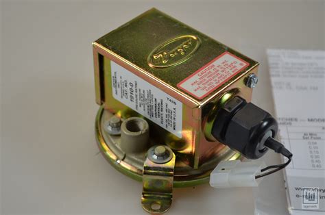 Preview: Dwyer Instruments 1910-0 Low Differential Pressure Switch - NEW