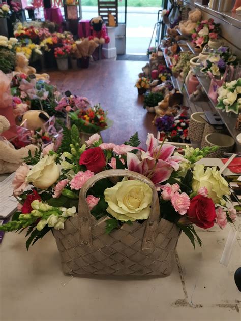 Village Florist, +44 118 942 0136 - Trusted Florist in Reading