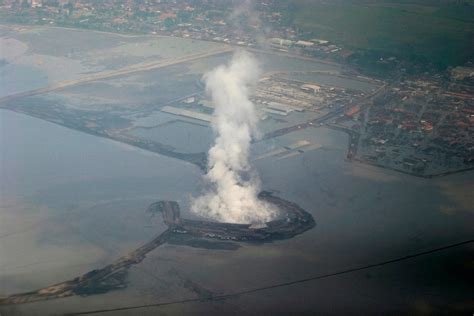 Scientists puzzled about cause of mud volcano eruption - Business Insider