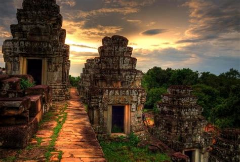 Phnom Bakheng - Chasing Sunset on the Hill of Gods in Cambodia