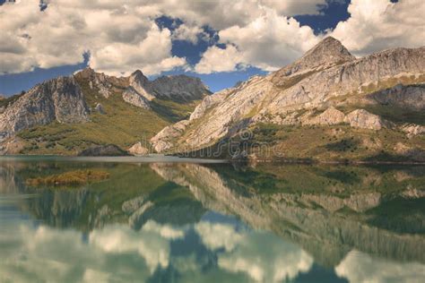 Riaño Mountains Mirrored on the Reservoir Waters Stock Photo - Image of waters, peace: 185683304