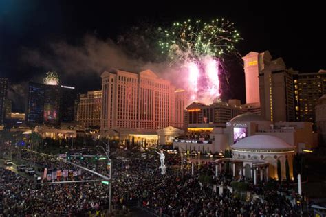 Fireworks light up the Strip as Las Vegas welcomes 2016 — PHOTOS | Las Vegas Review-Journal