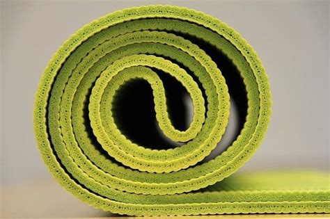 How to Choose the Best Yoga Mat Material - Yoga Signs