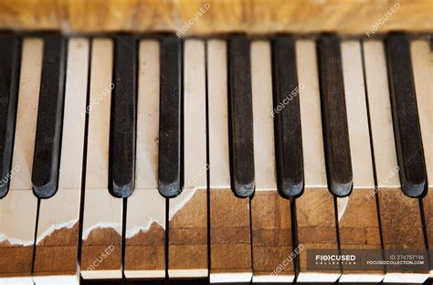 Antique broken piano keys in selective focus, close-up — wooden, keyboard - Stock Photo | #274757196