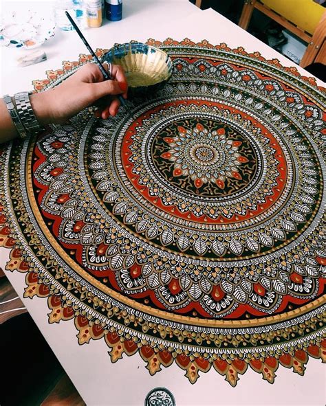 D’incroyables mandalas peints et dorés à la feuille d’or, par l’artiste Asmahan Rose Mosleh ...