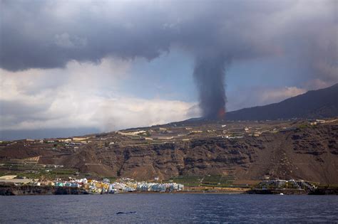 What Happens When Lava Hits the Ocean? La Palma Volcano's Flow Heading ...