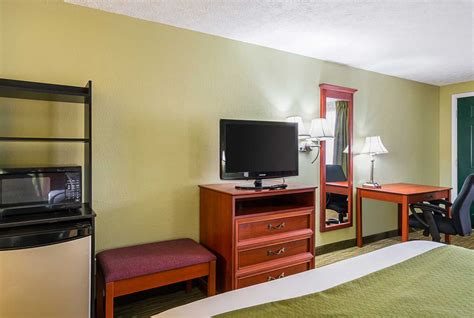 Guest room with flat-screen television | Quality Inn, Weston WV Hotels | Weston, Hotel, Inn