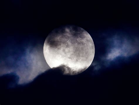 December’s full Cold Moon is this weekend. It’s close and bright, but is it ‘super’? - The ...