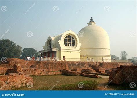 Parinirvana Stupa and Temple, Kushinagar, India Editorial Photography - Image of stupa, religion ...