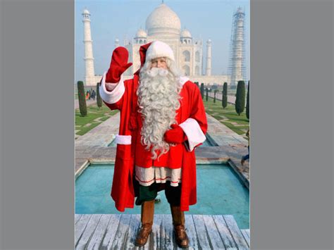 In Pics: Santa Claus makes an appearance across the world - Oneindia News