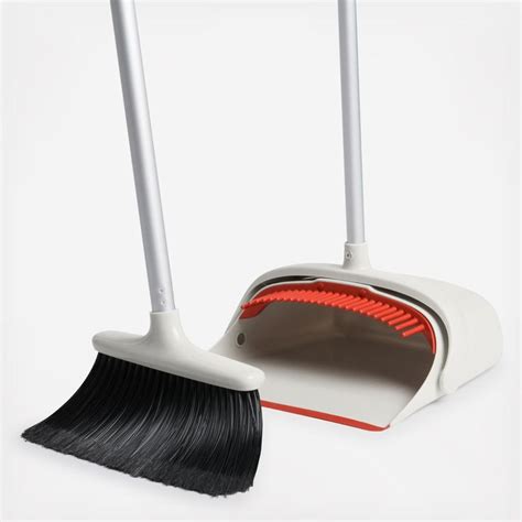 This versatile sweep set sweeps up large areas, then retracts for controlled tidying.Features ...