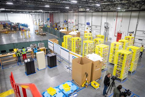 Inside Sioux Falls' new Amazon fulfillment center, high-tech robots ...