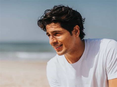 Sidharth Malhotra expresses gratitude amid COVID-19