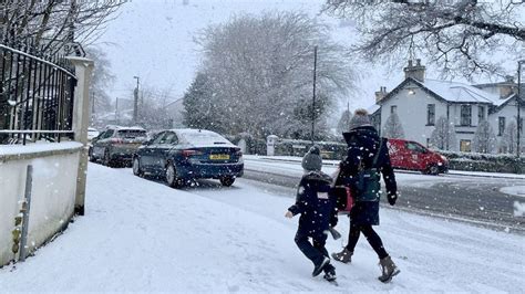 UK weather: Snow and ice causes travel chaos and shuts schools - BBC News