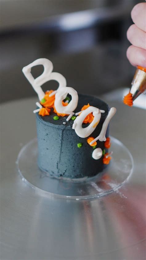 Halloween BOO! Cake [Video] | Tiny cakes, Cake decorating, Halloween cake decorating