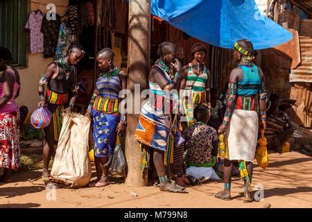 A group of tribal girls in traditional outfits. Oraon tribe. Hurhuru Stock Photo: 67884341 - Alamy