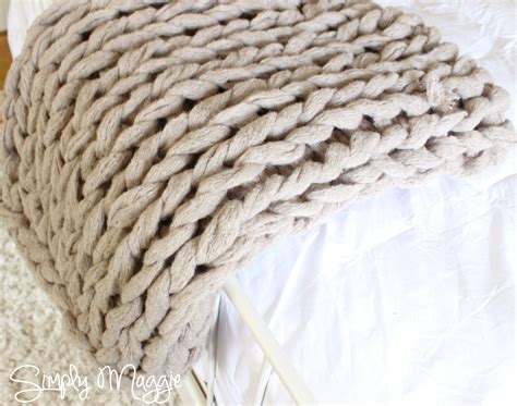 Arm Knit a Blanket in 45 Minutes | simplymaggie.com