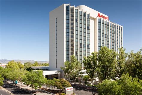 Hotels near ABQ Uptown with Outdoor Pools | Marriott Albuquerque