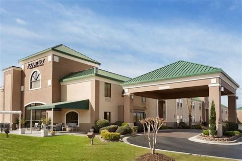 SPRING LAKE INN & SUITES - FAYETTEVILLE $93 ($̶1̶0̶7̶) - Updated 2023 ...