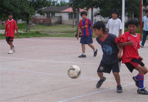 Fotos de niños jugando ala pelota - Imagui