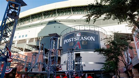 Chase Field roof open for World Series Game 3 between Diamondbacks and ...