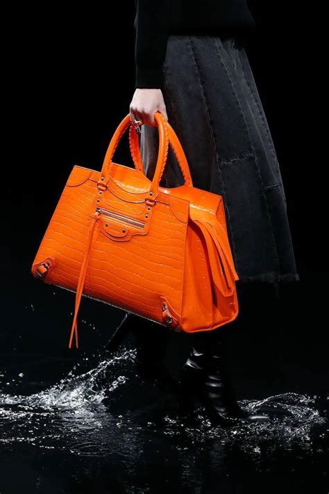 Balenciaga巴黎世家机车包全新升级，Le Cagole会成为新一代It Bag吗_品牌_包袋_风格