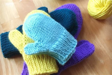 Simple Mitten Knitting Pattern - PurlsAndPixels