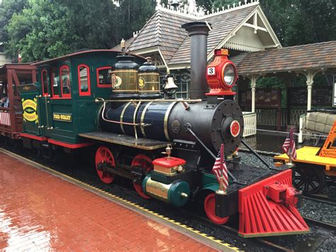 Disneyland Railroad Steam Train - TrainChasers.com