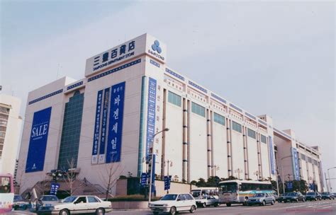 Sampoong Department Store in Seoul, South Korea. Built in 1989 with striking pink facade and ...