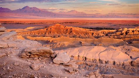 Overview of El Valle de la Luna (Valley of the Moon), Atacama Desert, Chile | Windows 10 ...