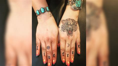 Kesha Reminds Herself To ‘Live Free’ With New Tattoo On Fingers - YouTube