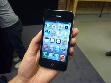 iPhone 4S, Siri, iMessage and more hands-on photos - CNET