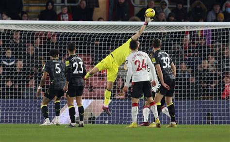 La espectacular atajada de Dibu Martínez para el triunfo de Aston Villa ante Arsenal - El ...